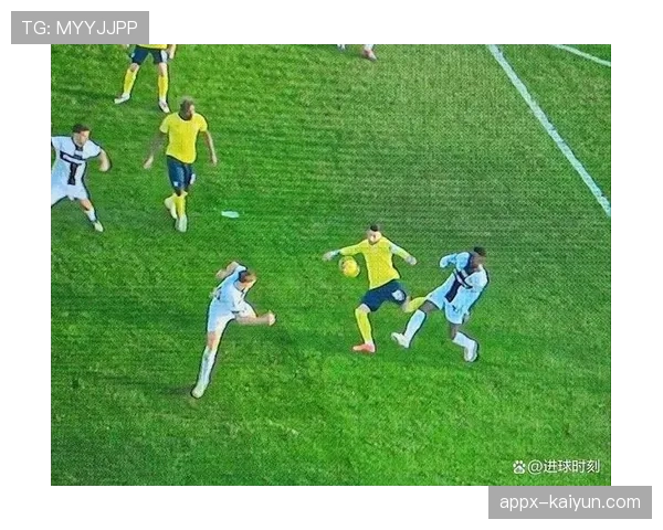 争议瞬间：皇马比赛中对方禁区内疑似手球，VAR介入后未判罚点球